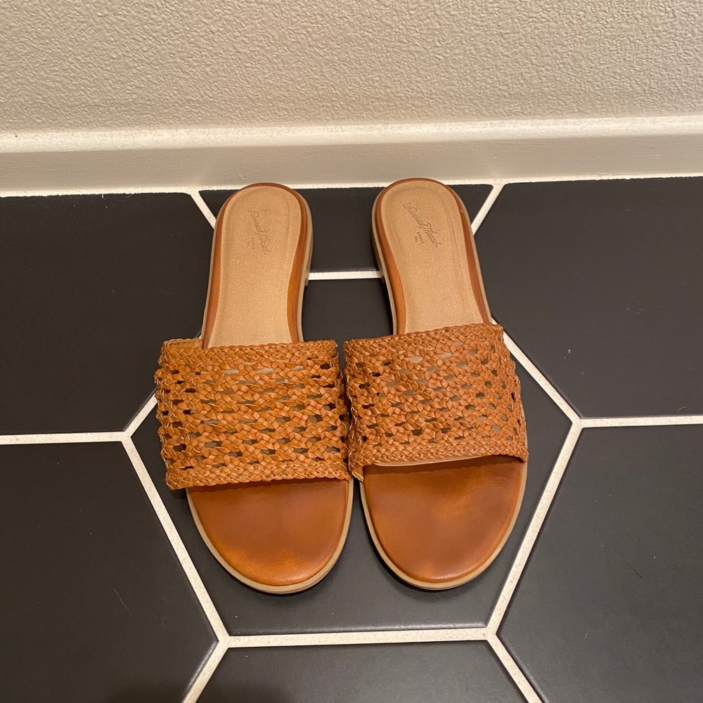 Universal Thread Leather Slide Sandal